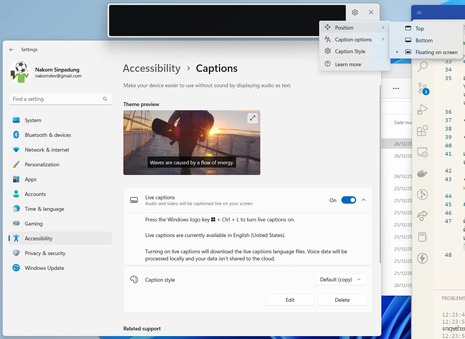 วิธีการเปิดใช้งาน Live Caption สำหรับ Windows 11 โดยสามารถตั้งค่าตำแหน่งแสดงผลแบบลอยได้ดังตัวอย่างข้างบนที่รูปฟันเฟือง